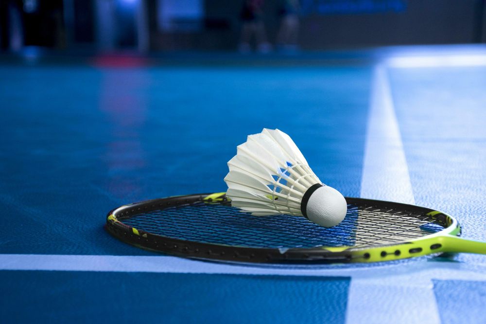 Lapangan badminton dengan raket dan kok