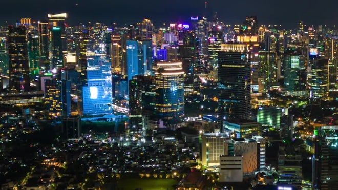 Pemandangan cakrawala kota Jakarta pada malam hari dengan lampu gedung