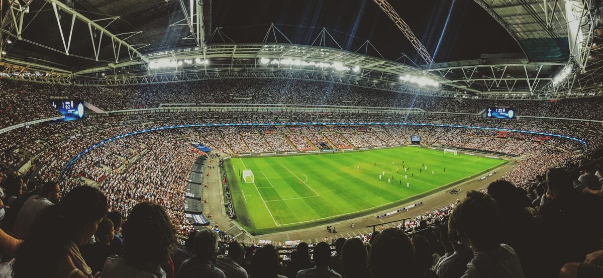 Stadion sepak bola malam hari